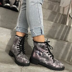 EUC Vikakiooze Women's Retro Flat combat boots Floral & wolf Print 6 black brown